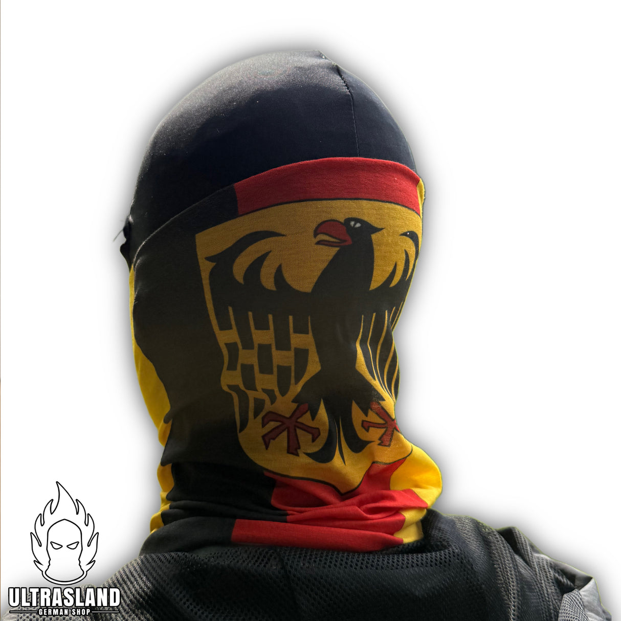 Deutschland Schlauchschal über dem Gesicht getragen, großes Adler-Motiv frontal sichtbar