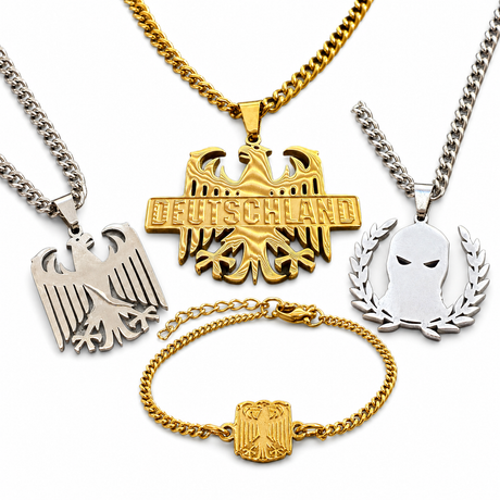 Goldene und silberne Deutschland Adlerketten mit Sturmhauben-Anhänger und goldenem Adler-Armband auf weißem Hintergrund.