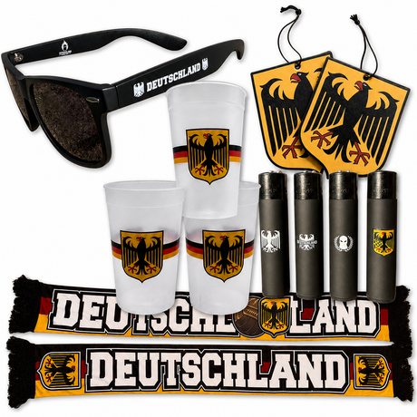 Deutschland-Accessoires mit Sonnenbrille, Stadionbechern, Adler-Duftbäumen, Feuerzeugen und Fanschal auf weißem Hintergrund.