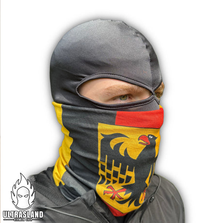 Nahaufnahme mit schwarzer Sturmhaube und Deutschland Schlauchschal vor Mund und Nase