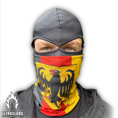 Frontansicht mit Deutschland Schlauchschal vor Mund und Nase sowie schwarzer Sturmhaube