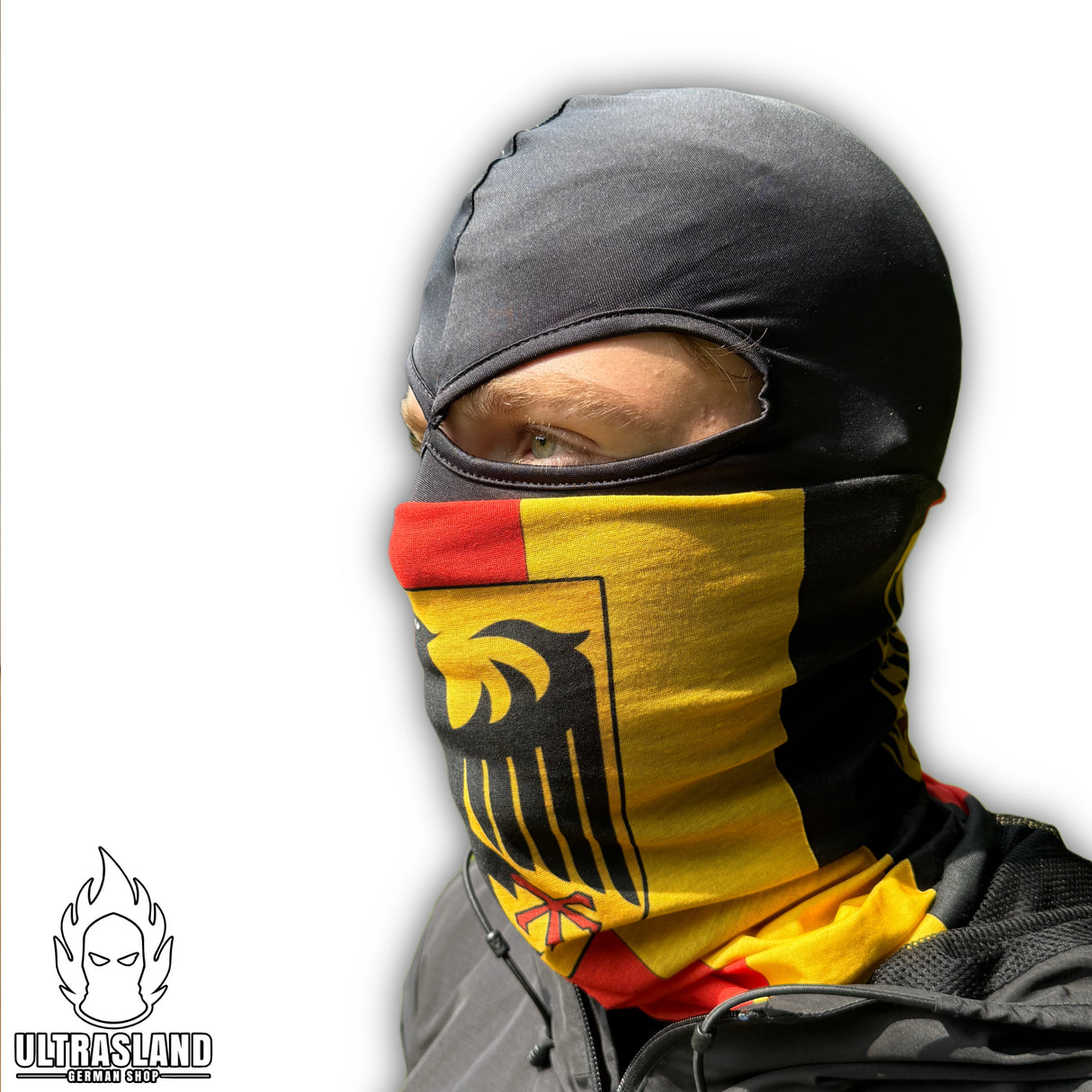 Seitenansicht mit Deutschland Schlauchschal über Mund und Nase sowie schwarzer Sturmhaube
