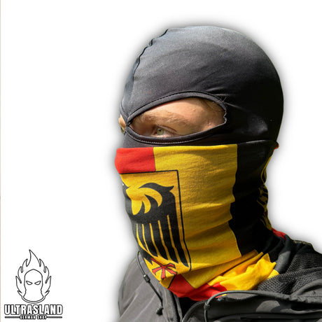Seitenansicht mit Deutschland Schlauchschal über Mund und Nase sowie schwarzer Sturmhaube