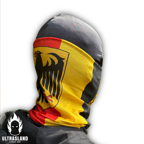 Seitliche Trageansicht des schwarz-rot-goldenen Schlauchschals mit Adler-Motiv
