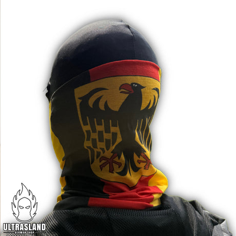 Deutschland Schlauchschal über dem Gesicht getragen, großes Adler-Motiv frontal sichtbar