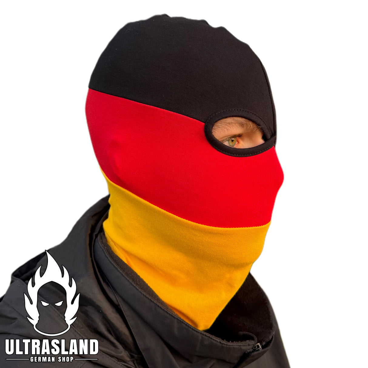 Model trägt Deutschland Sturmhaube in Schwarz-Rot-Gold von vorn