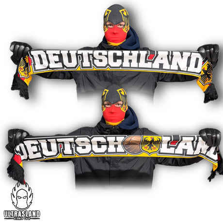 Person präsentiert beide Seiten des Deutschland Fanschals in Schwarz-Rot-Gold