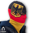 Model trägt Deutschland Sturmhaube mit Adler in Schwarz-Rot-Gold