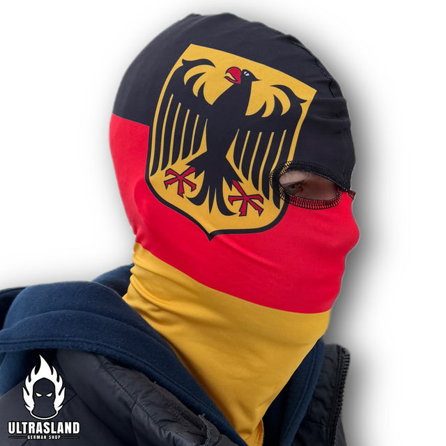 Model trägt Deutschland Sturmhaube mit Adler in Schwarz-Rot-Gold